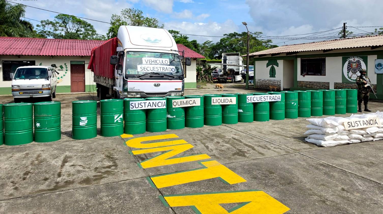 El camión y las sustancias químicas secuestradas. Foto: FELCN