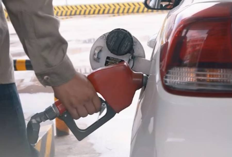 Imagen referencial del cargado de combustible en un vehículo. Foto: YPFB