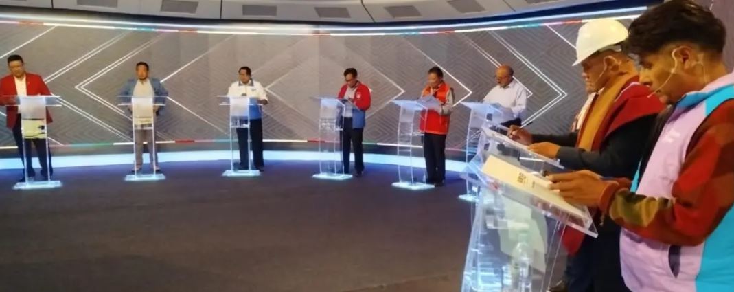 Candidatos del primer bloque, durante el debate por la Alcaldía de El Alto.