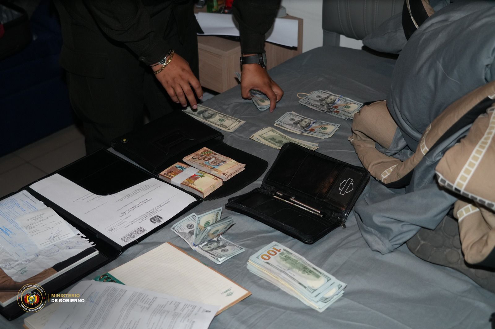 El dinero encontrado en posesión de Marcelo Arce Mosqueira. Foto: Ministerio de Gobierno