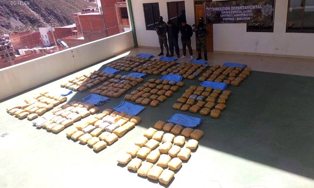 Las dos personas aprehendidas junto con la droga secuestrada. Foto: FELCN