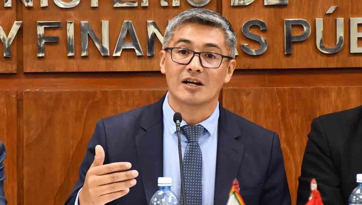 El ministro de Economía y Finanzas, José Gabriel Espinoza.