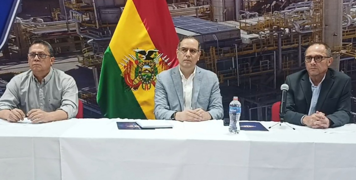 Ejecutivos de YPFB, en conferencia de prensa. Imagen: Captura.