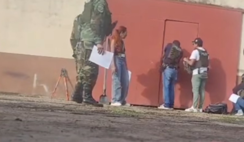 El ingreso de la Policía al hangar intervenido. Foto: captura video
