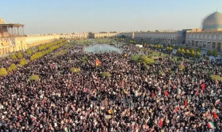 Manifestación por la muerte de Alí Jameneí. Foto: HANDOUT