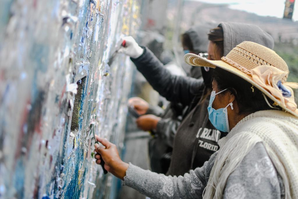 Personas realizan la limpieza de propaganda electoral en anteriores comicios. Foto: AMUN - archivo