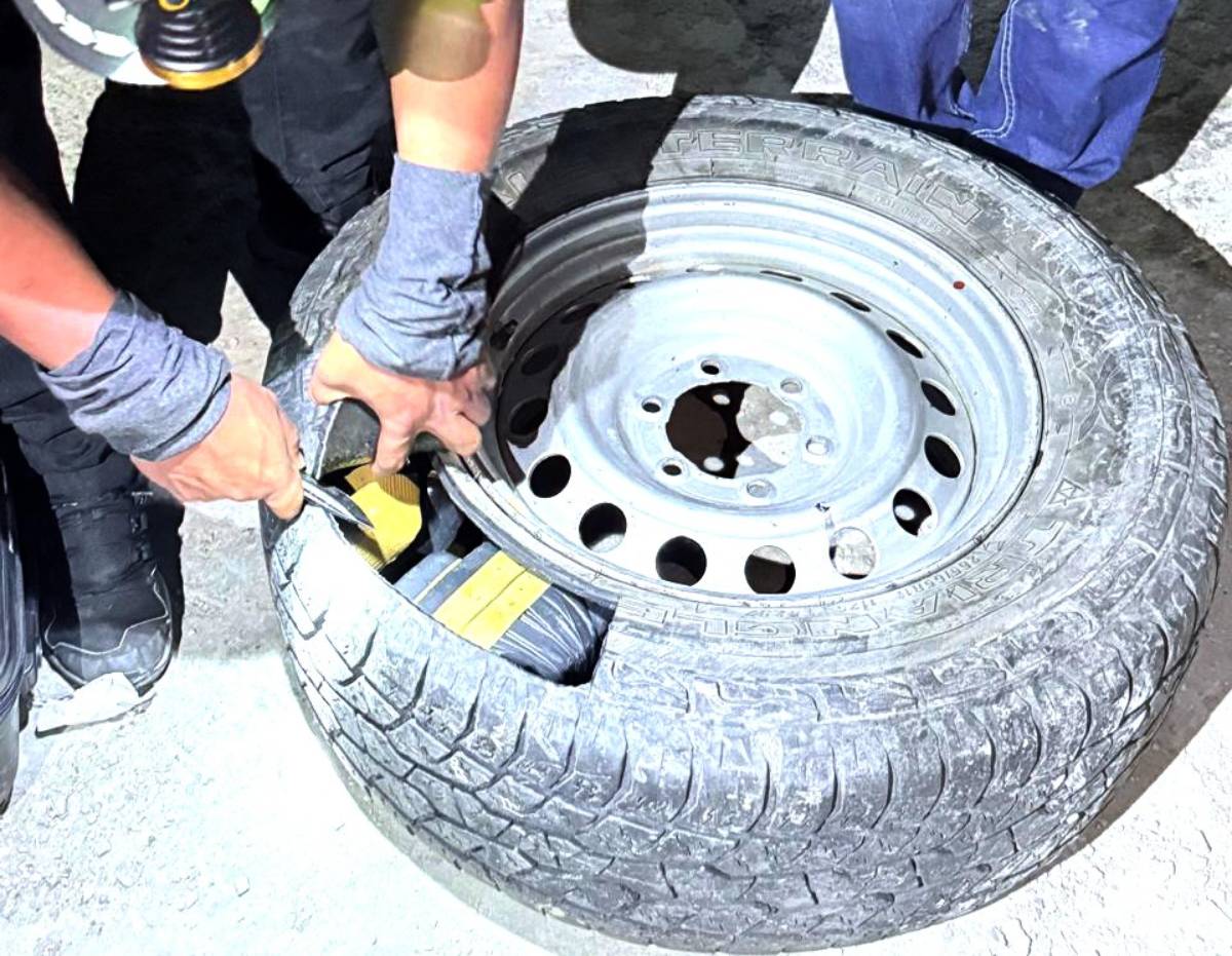 La llanta de auxilio con la droga encontrada. Foto: FELCN