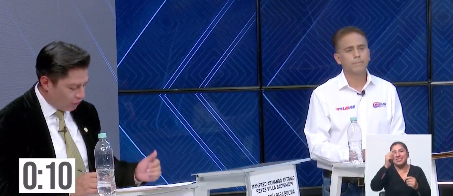 Atril vacío de Manfred Reyes Villa en el debate. Foto: captura video