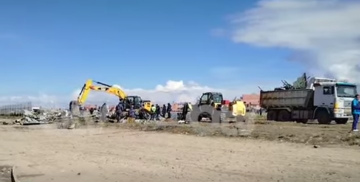 Maquinaria pesada recoge los restos del avión accidentado. Foto: captura video