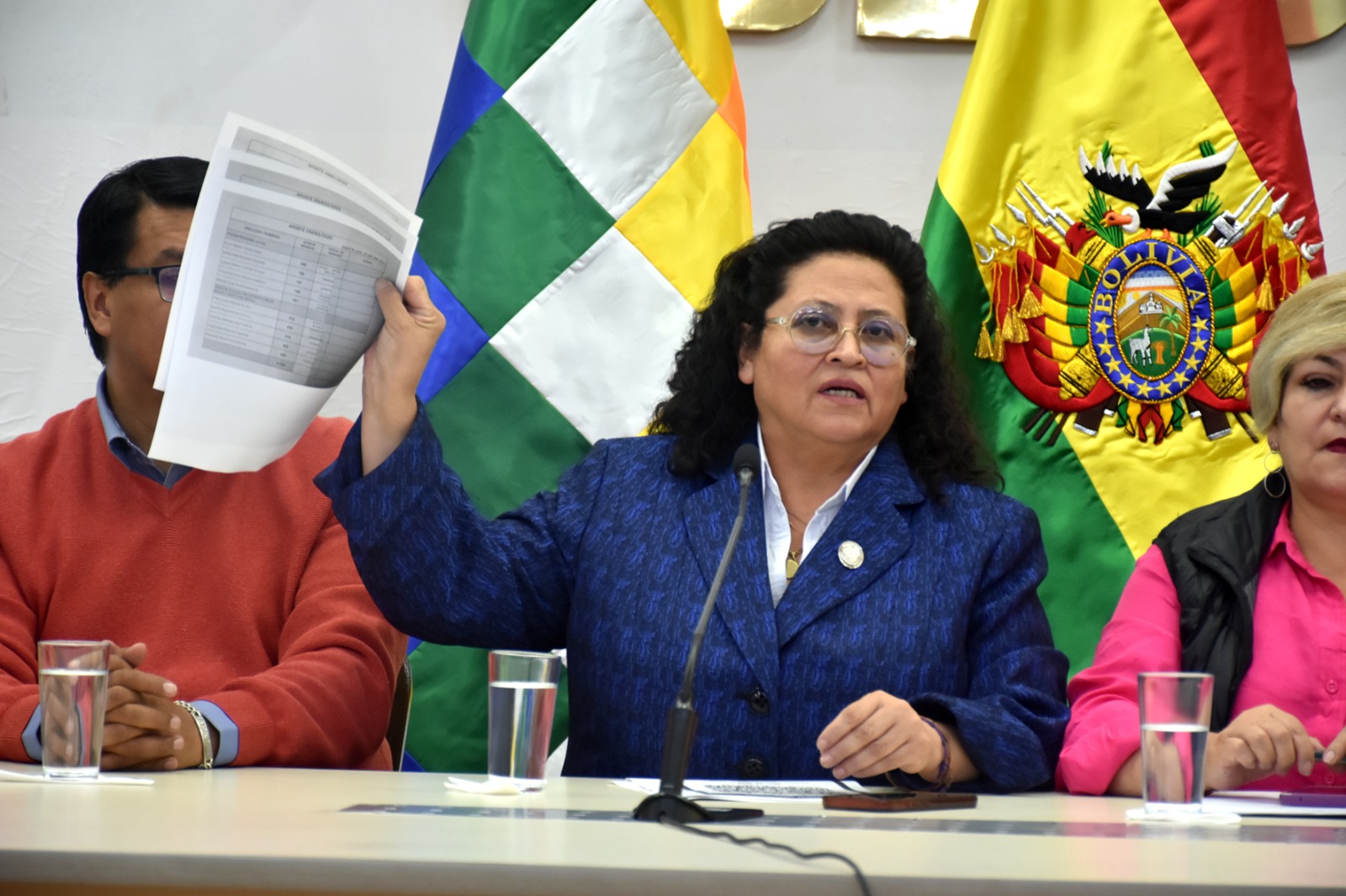 La ministra Marcela Flores, muestra parte de las pruebas recabadas para la desvinculación.