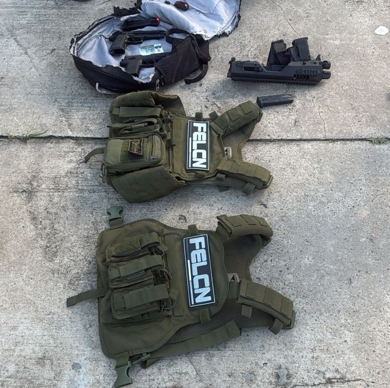 En su interior la mochila contenía armas y chalecos de la Policía.