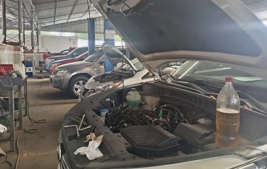 Vehículos en un taller mecánico. Foto: DTV