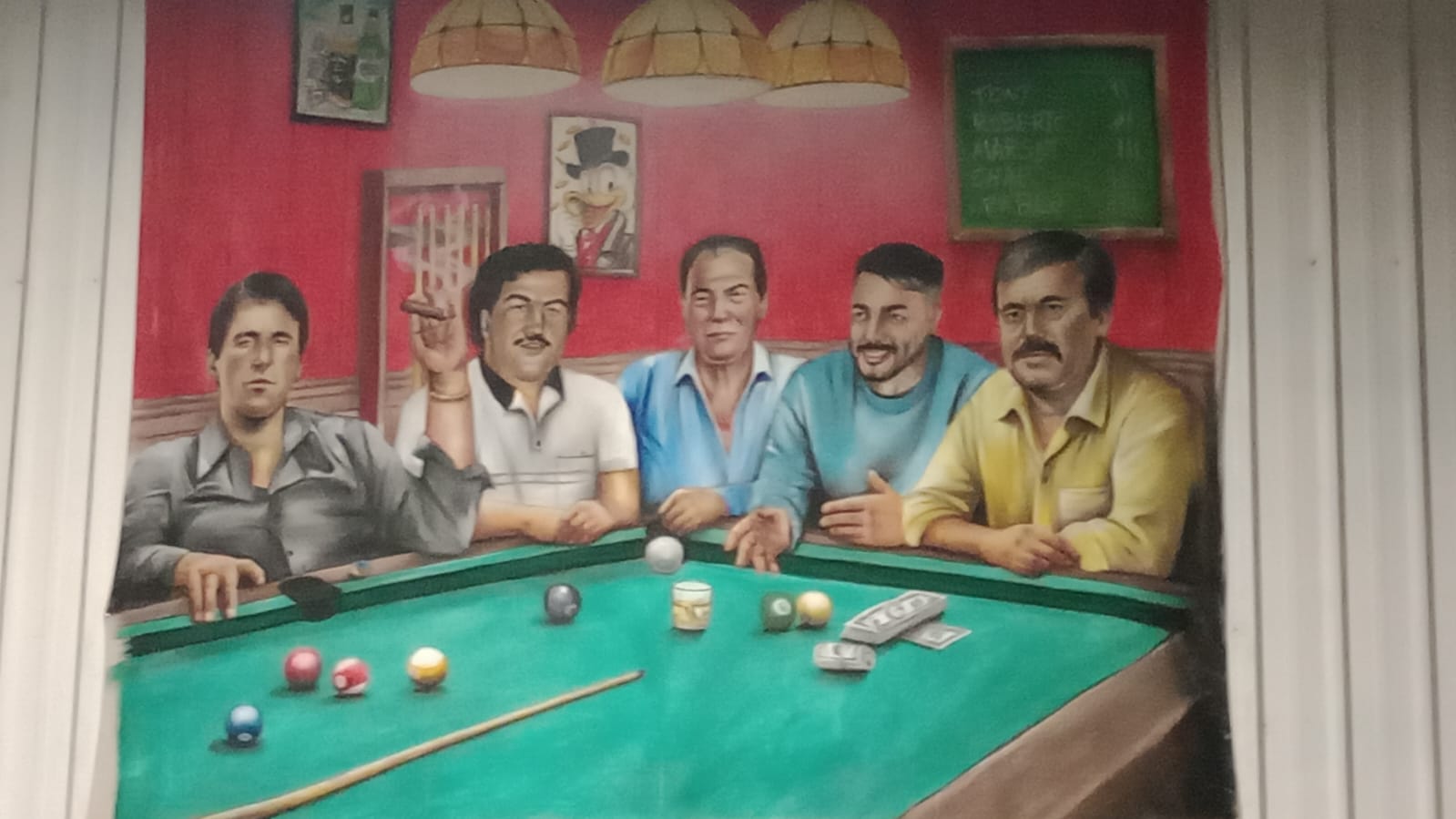 El mural encontrado en un galpón allanado en la capital cruceña. Foto: redes sociales