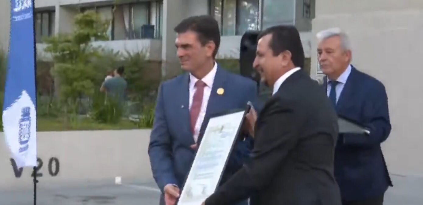 Paz recibe distinción del alcalde de Macul, Eduardo Espinoza Gaete. Foto: captura video