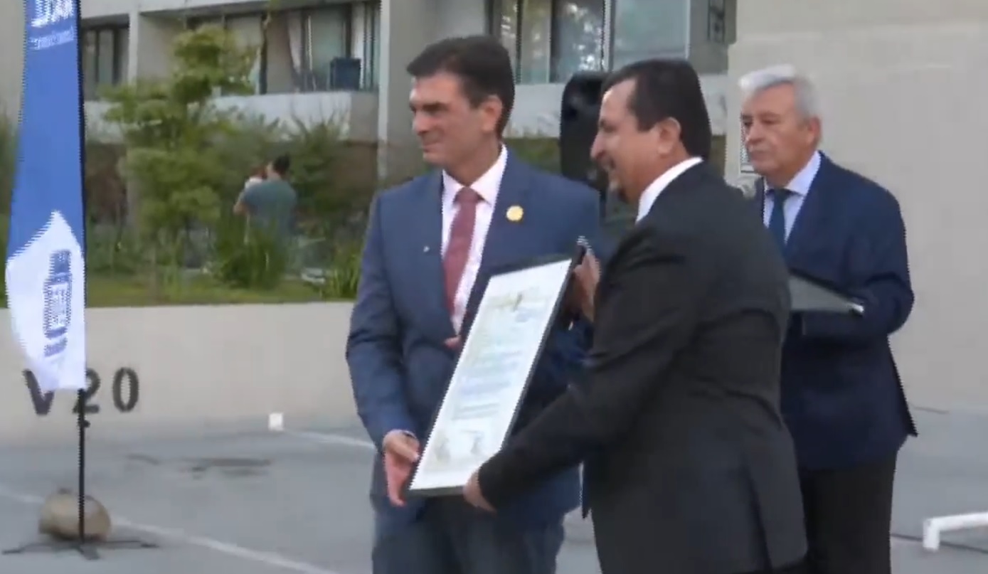 Paz recibe distinción del alcalde de Macul, Eduardo Espinoza Gaete. Foto: captura video