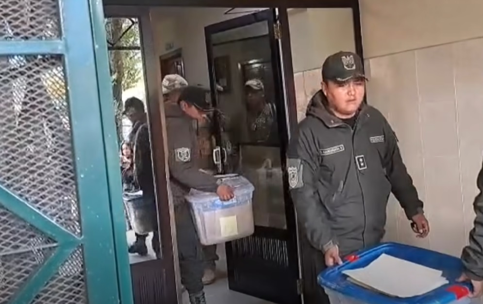 Efectivos de la Policía salen del edificio donde vivía Luis Arce. Foto: captura video