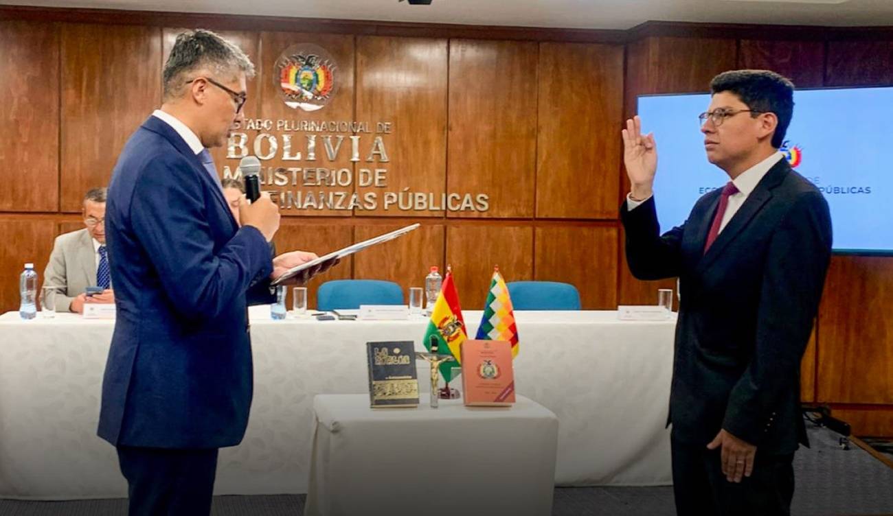 Posesión de José Horario Valencia Rivamontan como el nuevo viceministro de Pensiones y Servicios Financieros. Foto: MEyFP