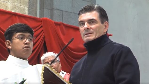 El presidente de Bolivia, Rodrigo Paz, durante su la misa de Domingo de Ramos.