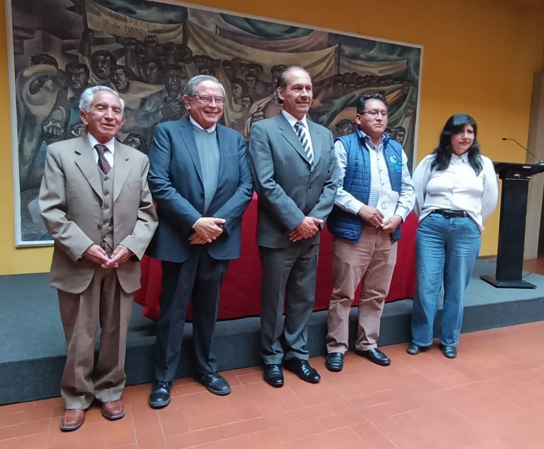El nuevo director de la Cámara Departamental del Libro de La Paz, junto al viceministro de Culturas, Andrés Zaratti.