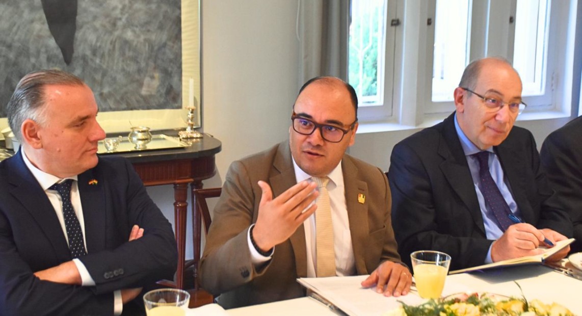 El presidente del TSE, Gustavo Ávila, junto representantes de las Naciones Unidas. Foto: TSE