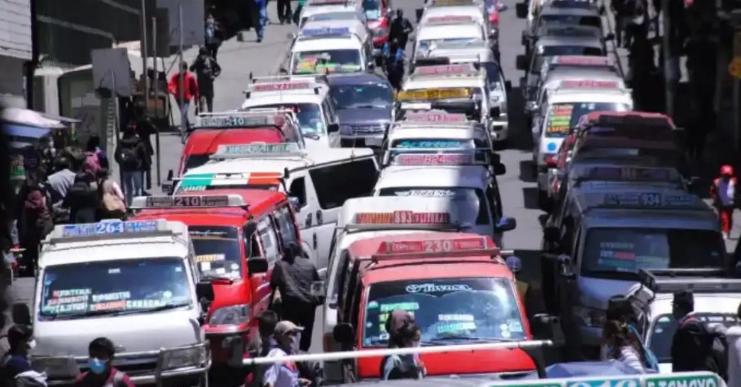 Imagen referencial de vehículos del transporte público en La Paz. Foto: internet