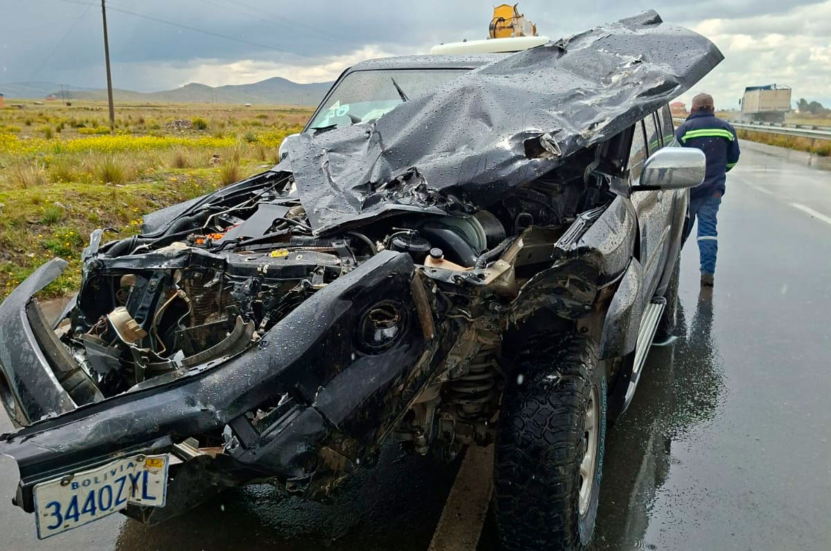 La vagoneta tras la colisión en la carretera a Copacabana. Foto: Erbol