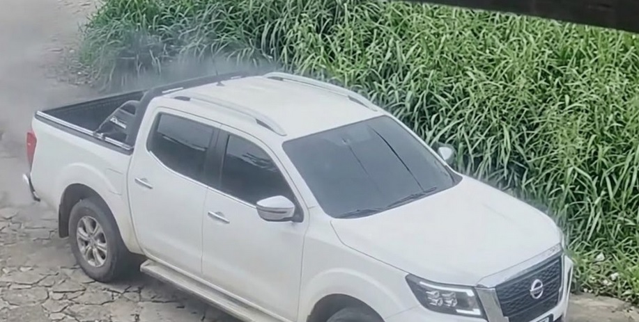 El vehículo donde huyeron los extranjeros. Foto: redes sociales