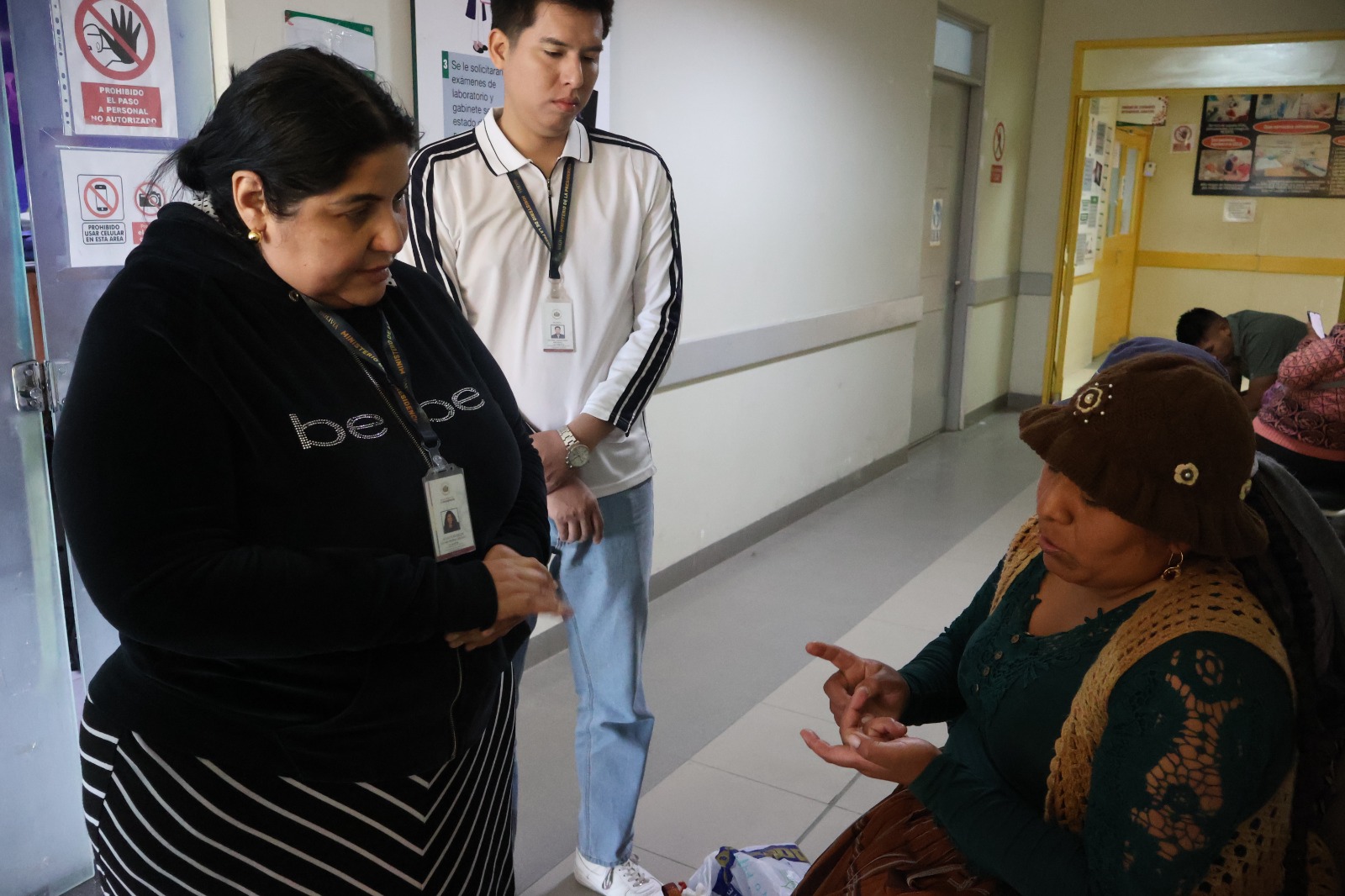 La viceministra Echeverría junto a familiares del niño hospitalizado. Foto: VIODyP