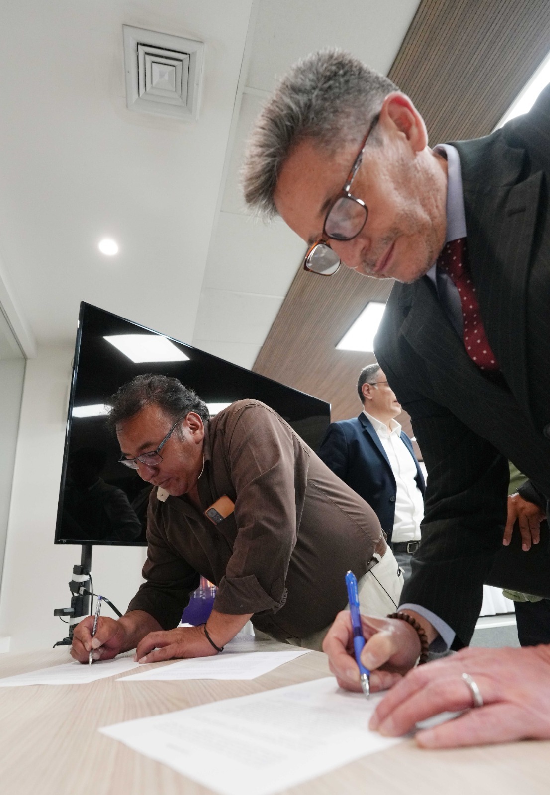 Federaciones de Transporte de La Paz y YPFB firman acta para avanzar en compensación por gasolina desestabilizada.