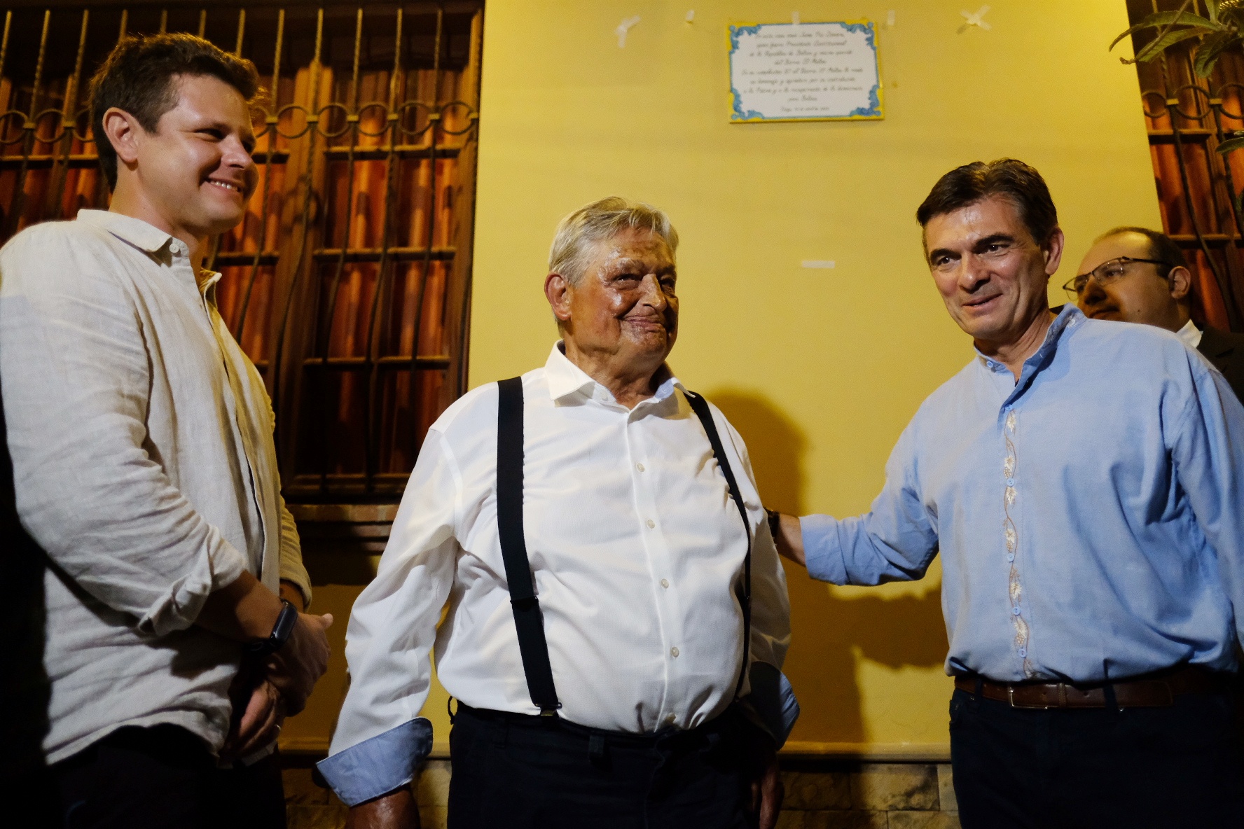 Paz Zamora junto a su hijo, el presidente Rodrigo Paz Pereira. Foto: Oficina del Presidente