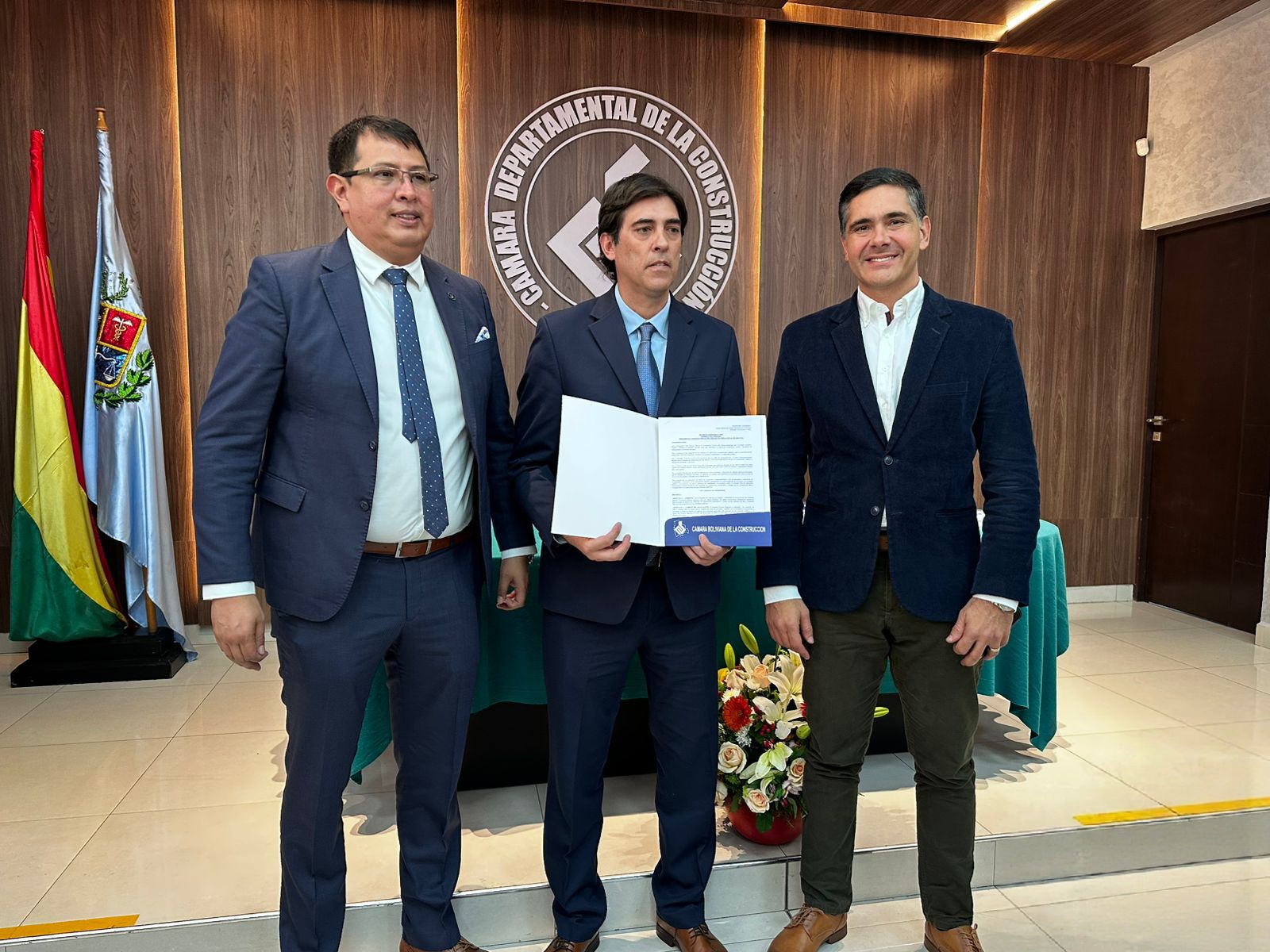 Autoridades del Gobierno y representantes del sector de la construcción. Foto: MDPRyA.