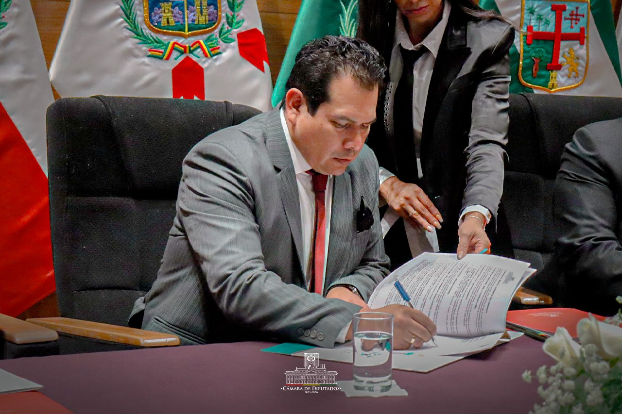 El presidente de la Cámara de Diputados, Roberto Castro, firma el convenio. Foto: Diputados.