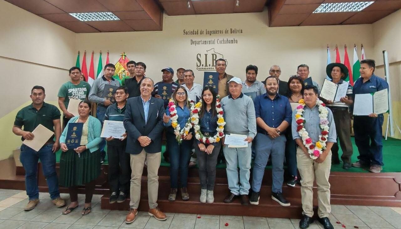 La viceministra Viviana Mariscal Montaño realizó la entrega de registros y licencias. Foto: Viceministerio de Recursos Hídricos.