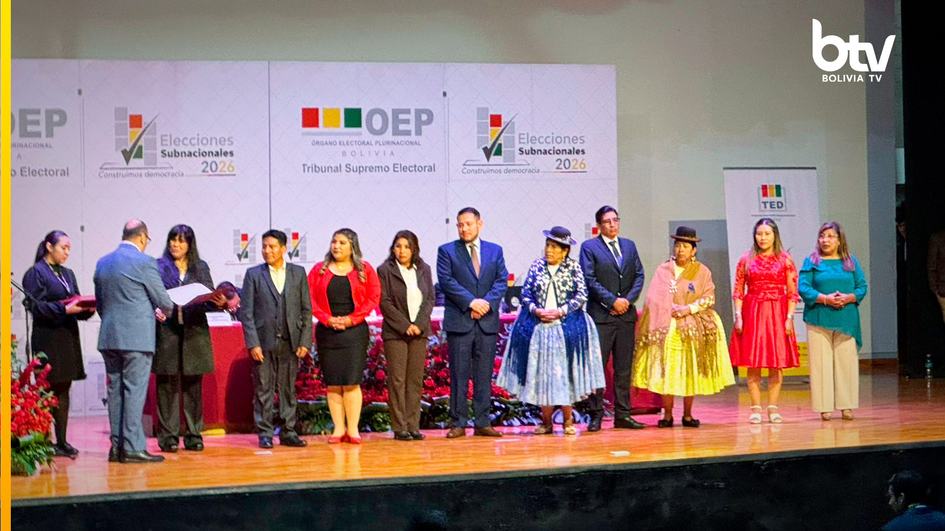 La entrega de credenciales en La Paz. Foto: Bolivia Tv.