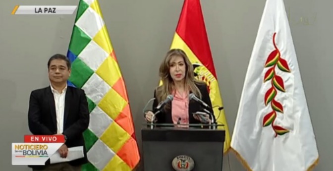El nuevo Vocero Presidencial y la Directora General de Comunicación Estratégica del Estado en conferencia de prensa. Imagen: Captura Bolivia Tv.