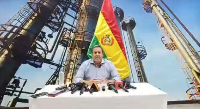 El vicepresidente de Operaciones de YPFB, Sebastián Daroca, en conferencia de prensa.