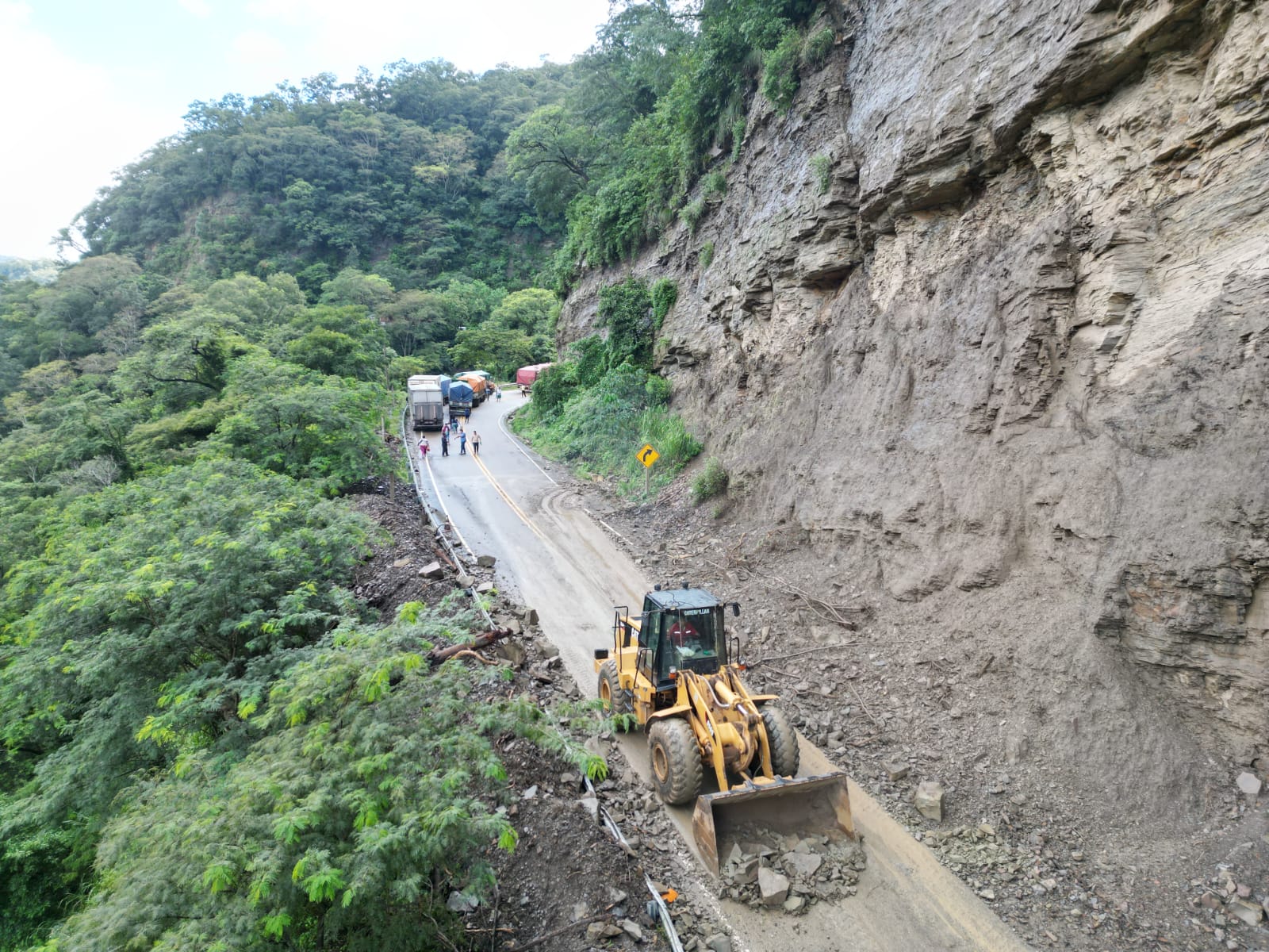 Maquinaria pesada de la ABC realiza trabajos en carreteras. Foto: ABC.