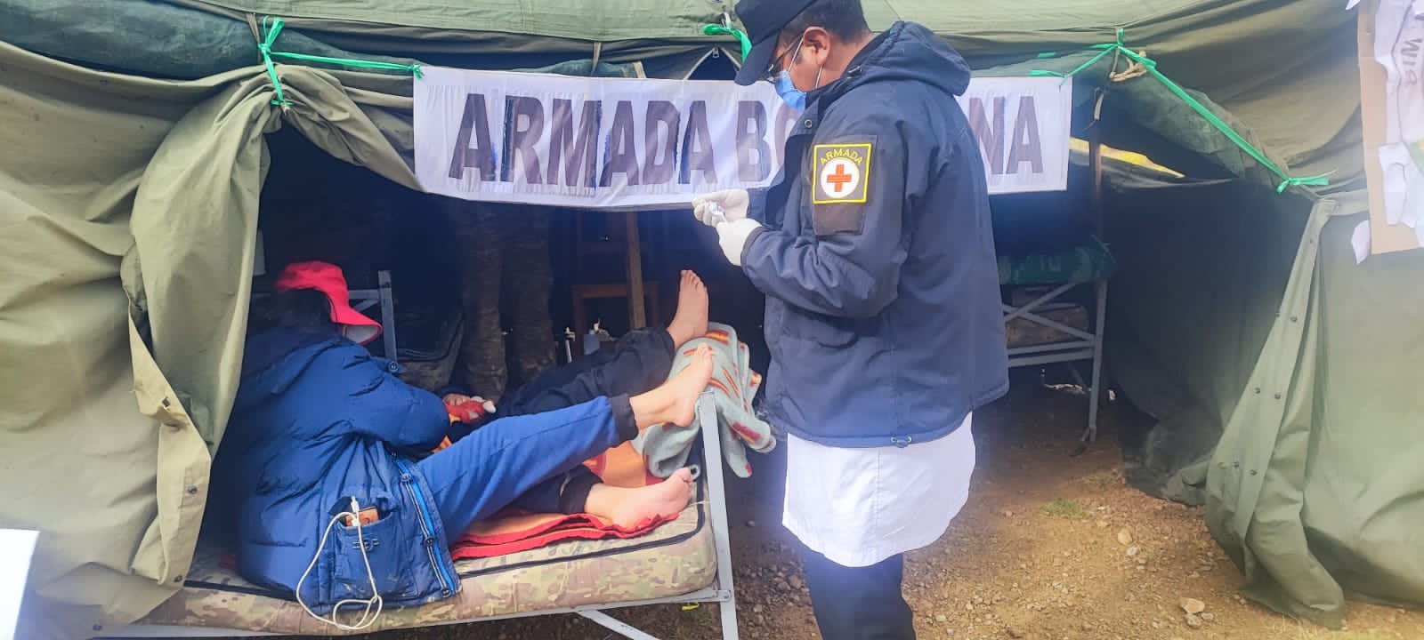 Atención a peregrinos hacia el santuario de Copacabana por parte de la Armada Boliviana. Foto: Armada Boliviana.