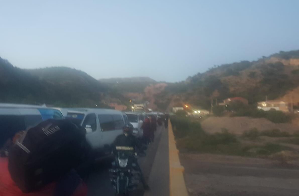 Bloqueo en la zona de Parotani en Cochabamba. Foto: ABC.