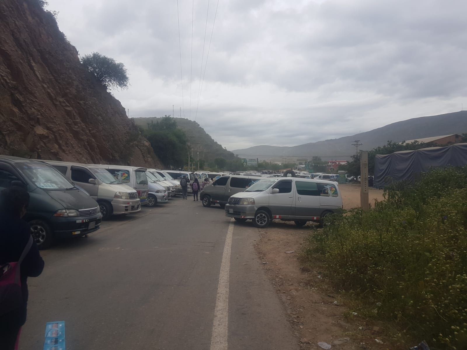 Segundo día de bloqueo en el puente Parotani en Cochabamba. Foto: ABC.