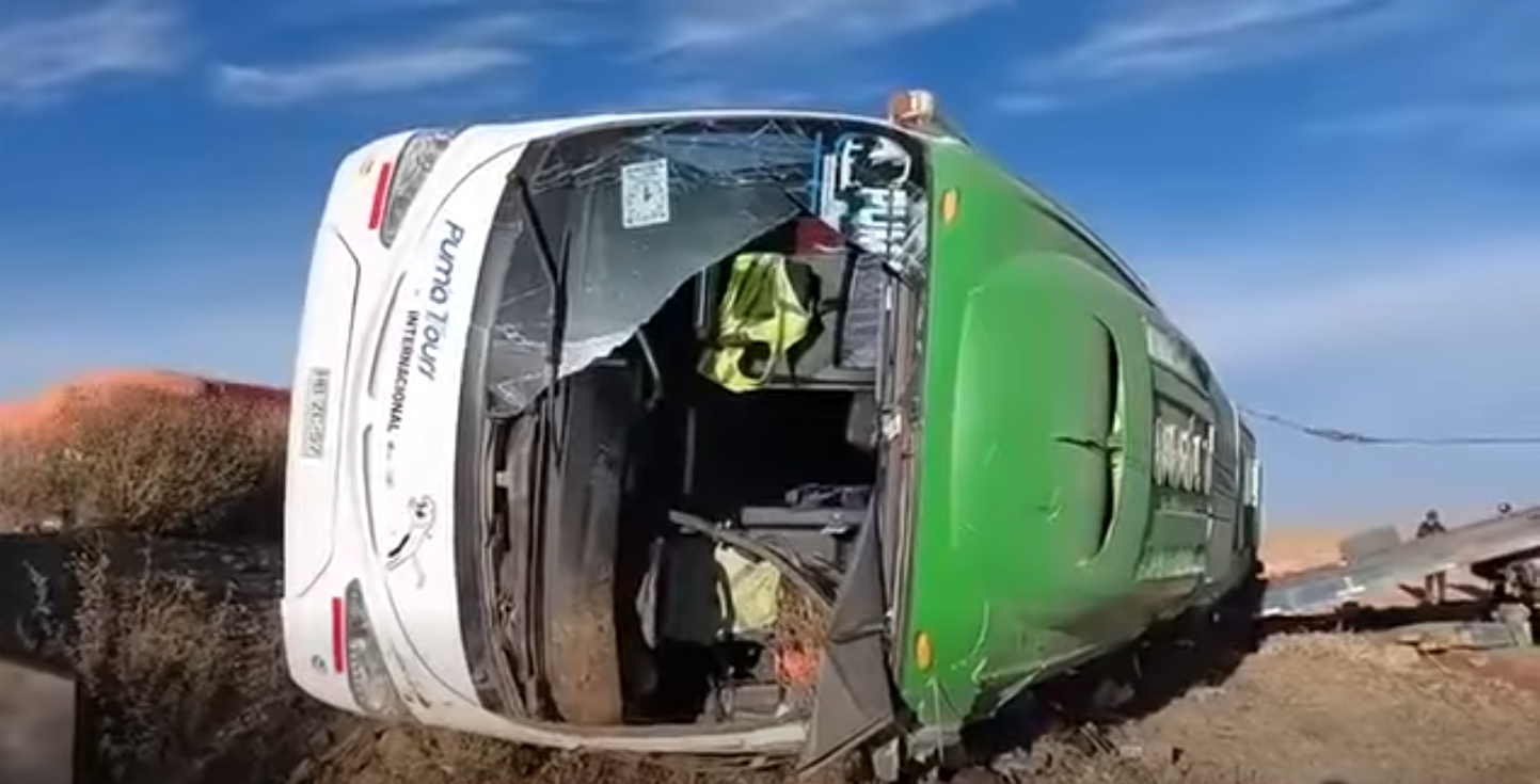 Bus Puma Tours accidentado en carretera Oruro-Pisiga. Foto: Captura Tramo Sica Sica Umala.