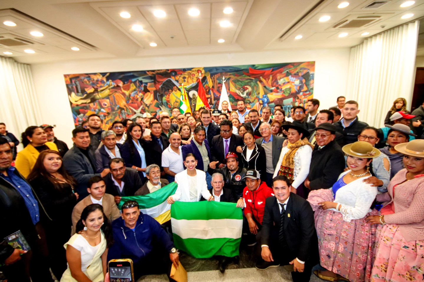 El presidente de Bolivia, Rodrigo Paz, con representantes de Comités Cívicos de siete departamentos. Foto: Presidencia.