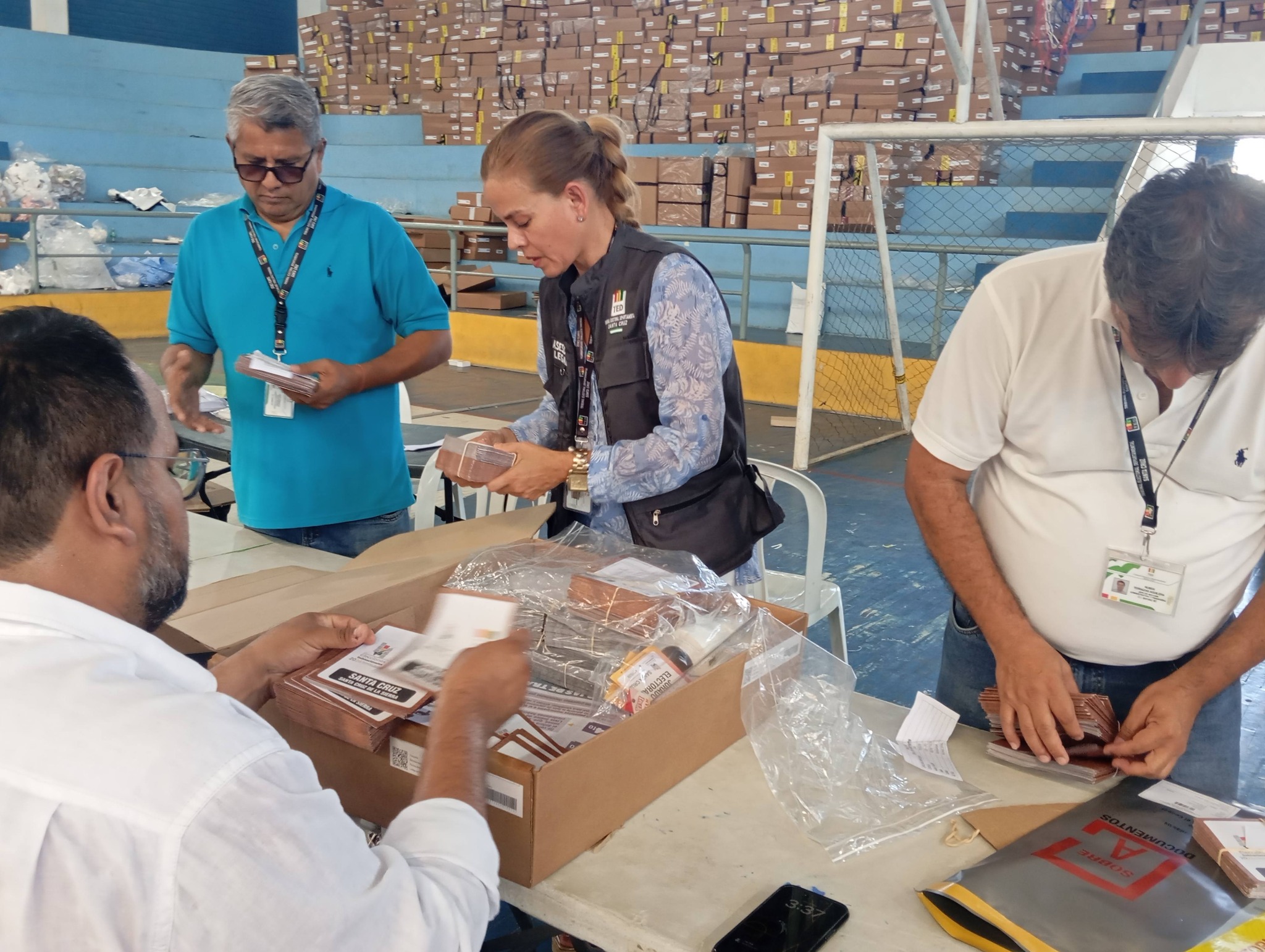 Control de calidad del material electoral en Santa Cruz para la repetición de las elecciones subnacionales este domingo 5 de abril. Foto: TED Santa Cruz.