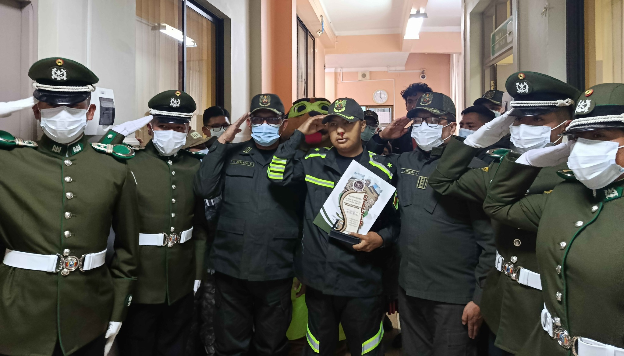 Cristóbal Manrique Monzón vistiendo el uniforme verde olivo en el Hospital Obrero en Potosí. Foto: CNS Regional Potosí.