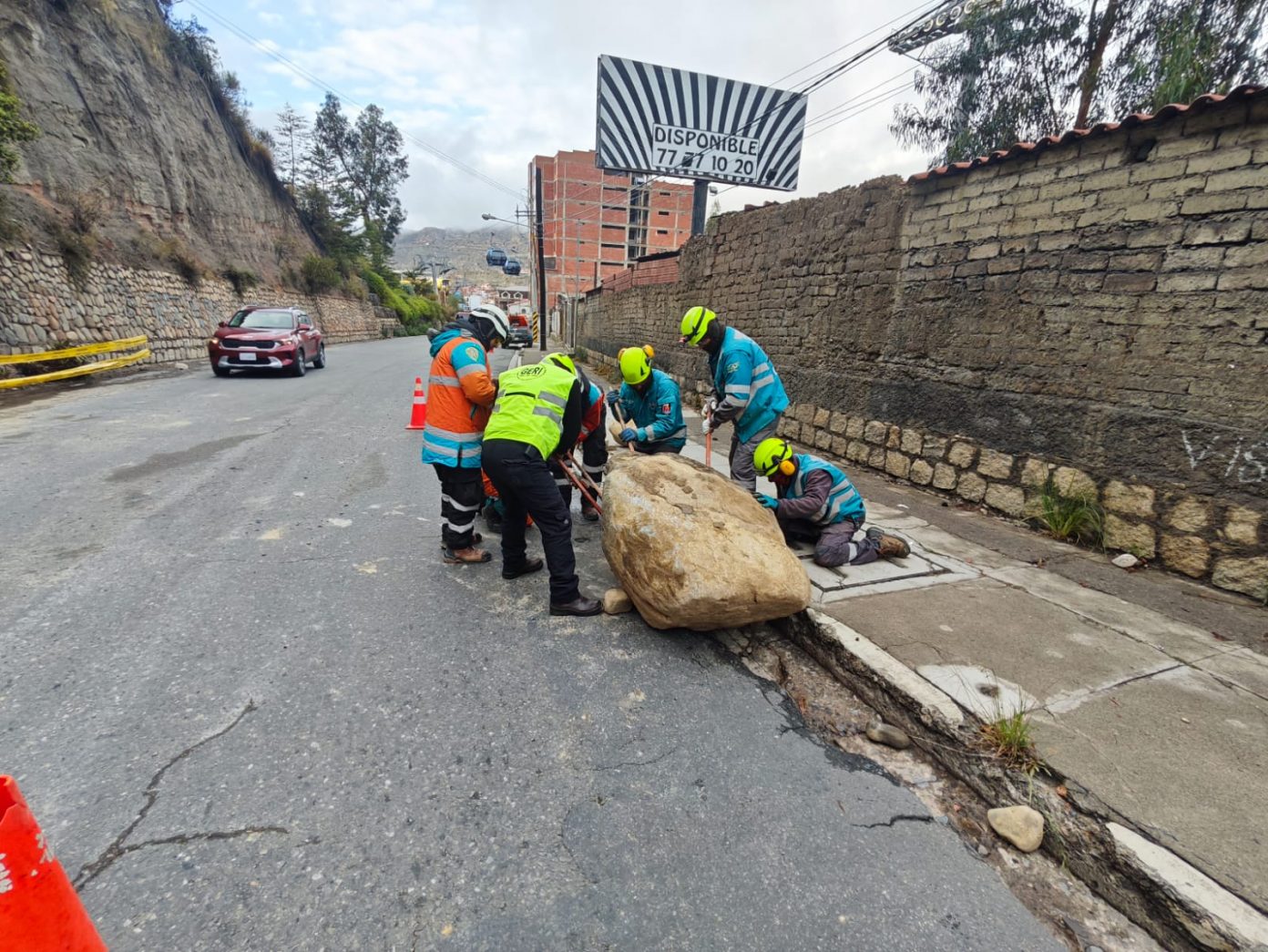 Alcaldía despeja avenida Del Libertador tras derrumbe de rocas. Foto: AMUN.