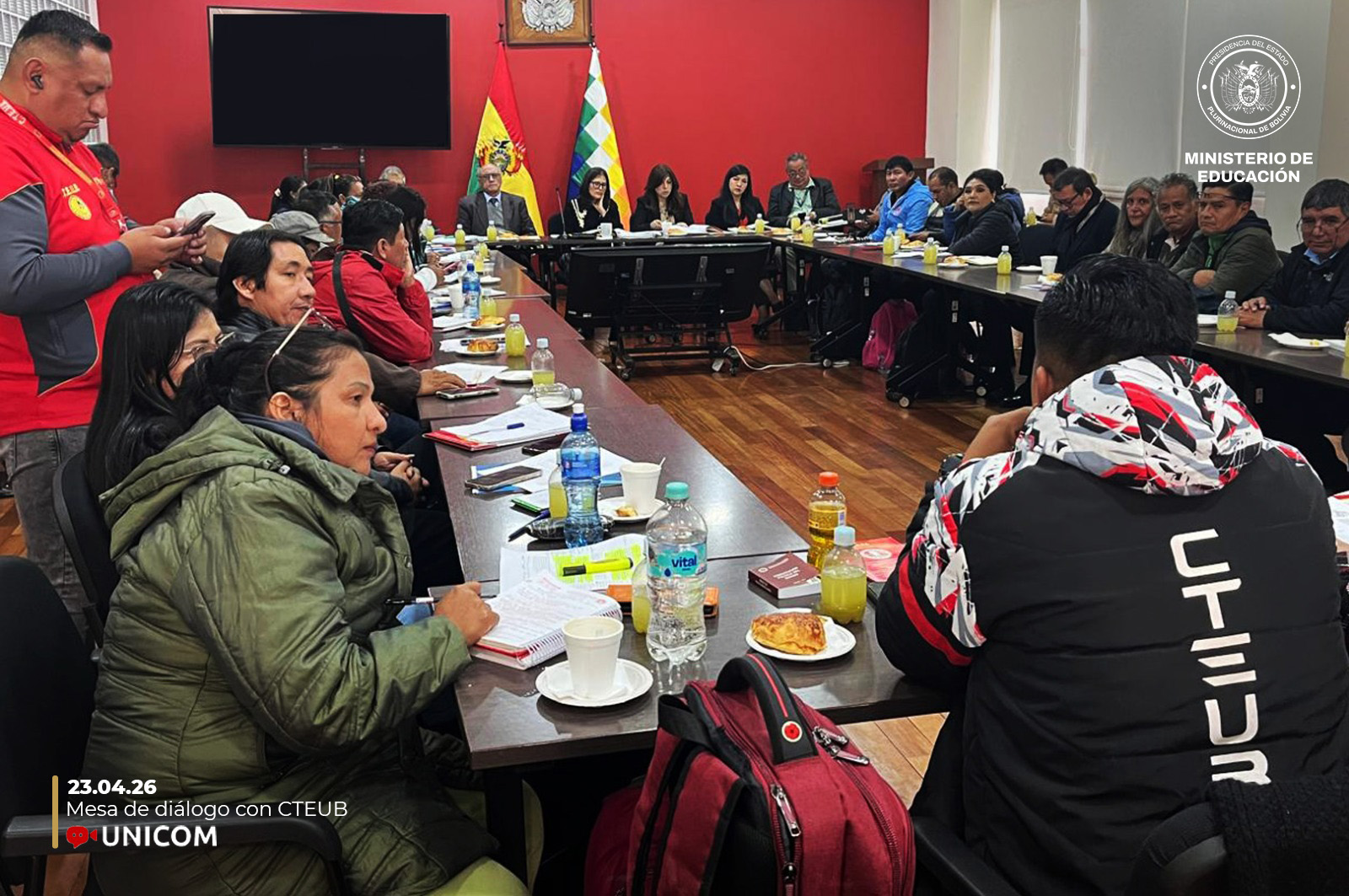 Reunión entre el Ministerio de Educación y la Confederación de Trabajadores de Educación Urbana de Bolivia. Foto: Ministerio de Educación.