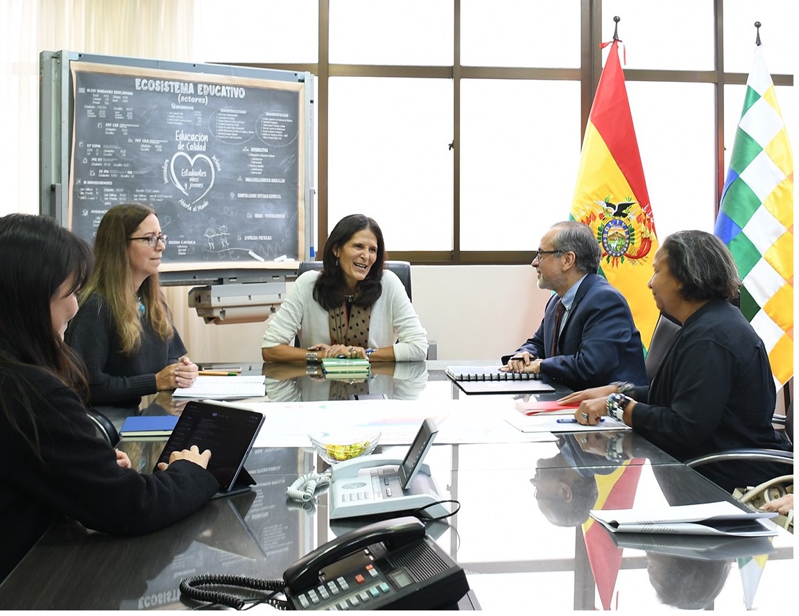 Reunión sostenida entre el representante del Banco Mundial y el Ministerio de Educación en La Paz. Foto: Ministerio de Educación.