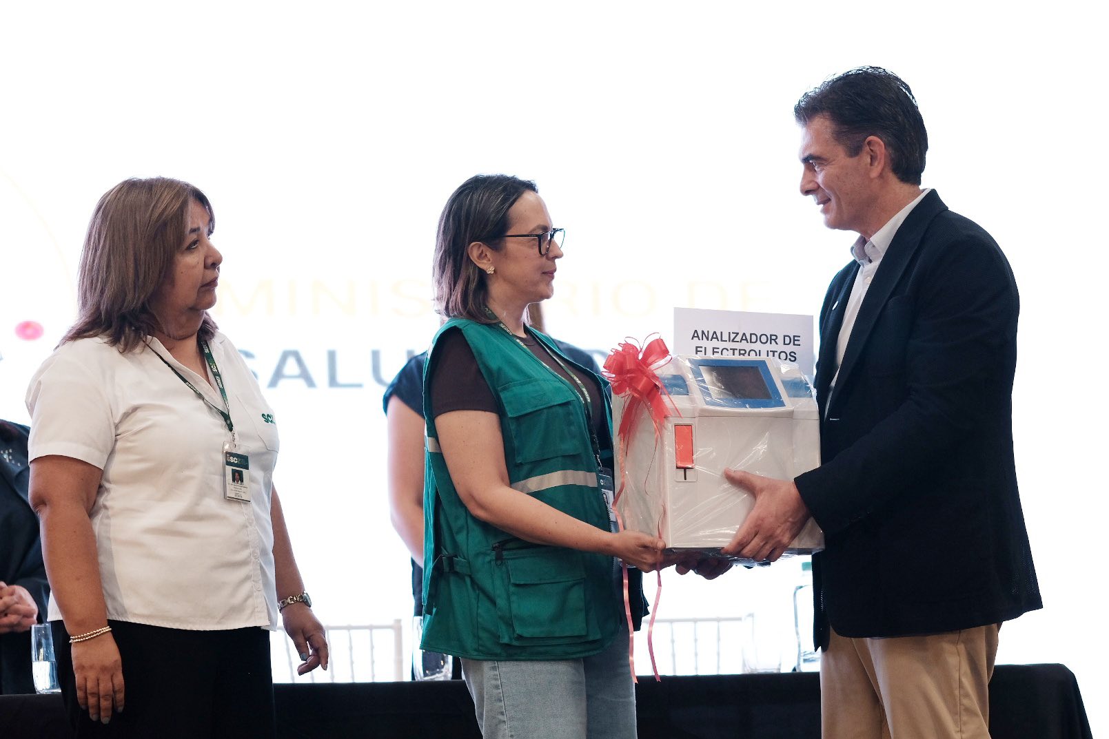 Presidente de Bolivia, Rodrigo Paz, en acto de entrega de equipamiento de salud. Foto: Presidencia.