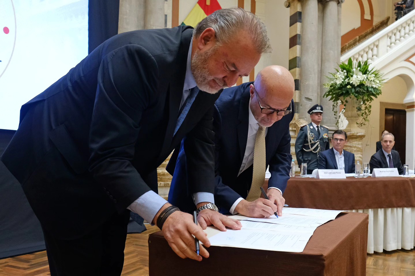 Ejecutivos de Entel y Banco Unión firmaron un convenio. Foto: Oficina del Presidente.