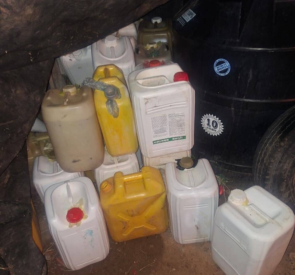 Acopio ilegal de gasolina en Chuquisaca. Foto: Comando Departamental de Chuquisaca.